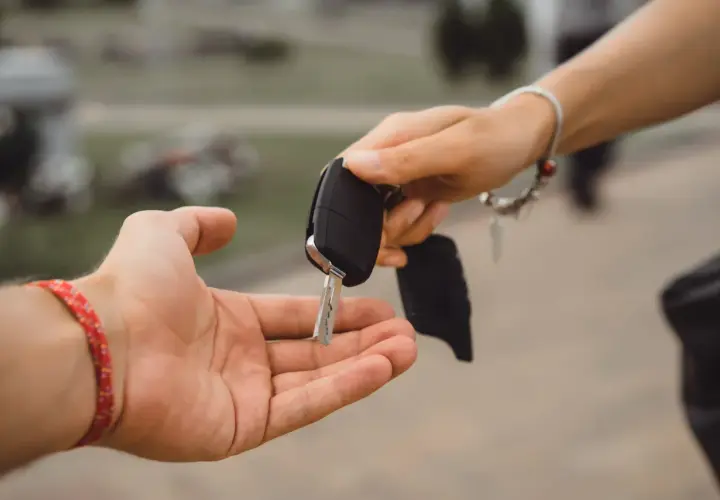 Przekazanie kluczyka samochodowego. Zastanawiasz się, ile kosztuje dorobienie klucza samochodowego?