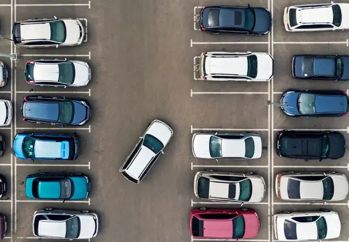 Widok z góry na parking. Samochody ustawione prostopadle przodem. Kiedy skręcać, by zaparkować?