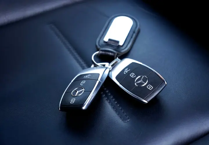 Dwa kluczyki Mercedesa na skórzanym siedzeniu. Zastanawiasz się, ile kosztuje kodowanie kluczyka?