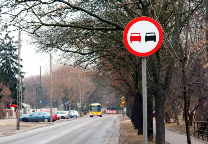 Wyprzedzanie pojazdów uprzywilejowanych: Co mówią znaki drogowe?