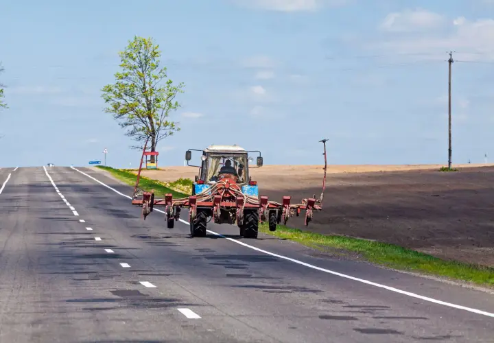 Traktor z siewnikiem jedzie po drodze. Czy traktorkiem kosiarka można jeździć po drodze? To zależy od jego przeznaczenia.