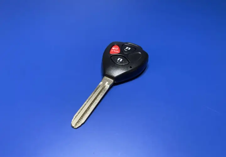 Kluczyk samochodowy z przyciskami. Zastanawiasz się, ile kosztuje dorobienie zwykłego klucza?