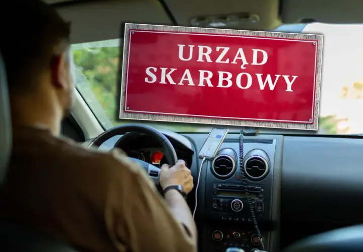 Kierowca w samochodzie widzi tablicę "Urząd Skarbowy", zastanawiając się, ile podatku od zakupu auta zapłaci.