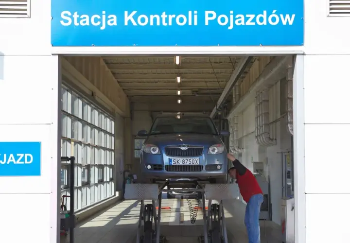 Pracownik sprawdza auto na podnośniku. Dowiedz się, ile kosztuje diagnostyka auta.