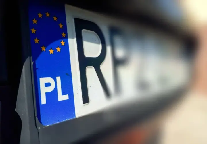 Tablica rejestracyjna z symbolem PL i gwiazdkami UE. To ważny element, gdy zastanawiasz się, co jest potrzebne do rejestracji samochodu.