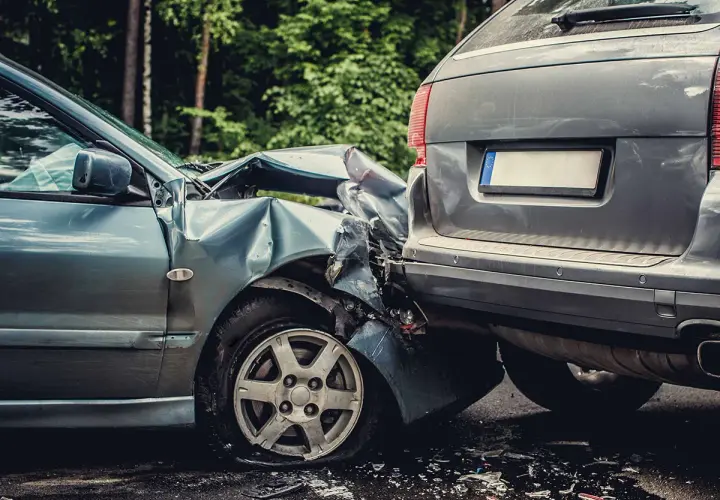 Zmiażdżone samochody po wypadku. Zastanawiasz się, co grozi za wypadek śmiertelny?