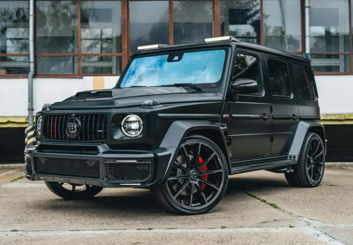 Czarny Brabus z czerwonymi akcentami na grillu. Czy Brabus to Mercedes? Tak, to tuningowana wersja Mercedesa G-klasy.