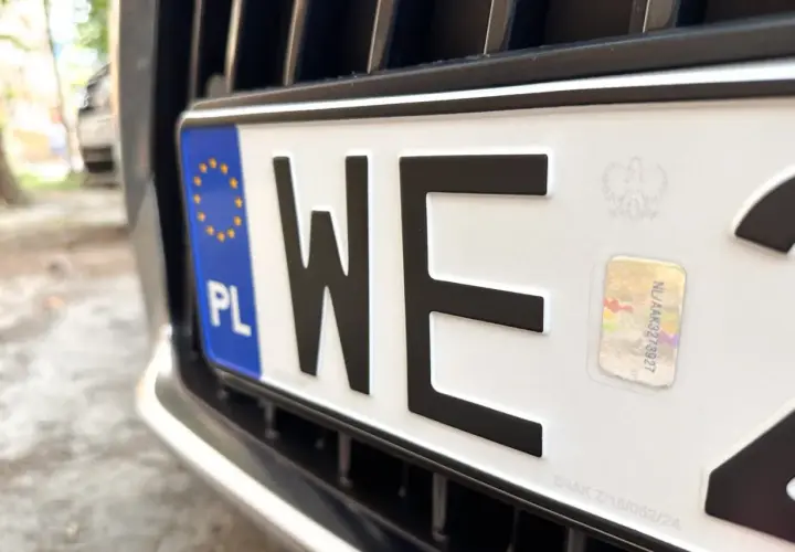 Nowe tablice rejestracyjne z unijnym symbolem i godłem Polski. Zastanawiasz się, ile kosztują nowe tablice rejestracyjne?