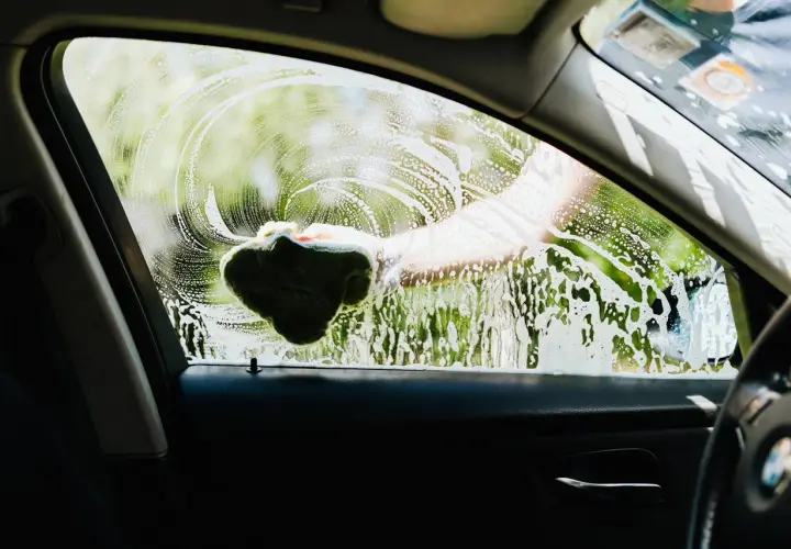 5 trików na szybkie sprzątanie auta przed podróżą