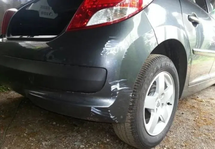Skuteczne usuwanie rys z samochodu domowym sposobem: 5 tanich metod