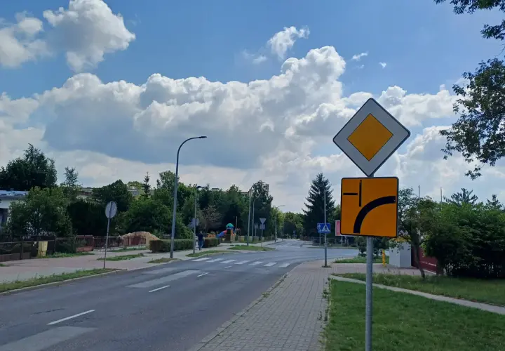 Znak "ustąp pierwszeństwa" i znak informujący o zakazie wyprzedzania. Pamiętaj, że masz obowiązek zachować bezpieczny odstęp od omijanego pojazdu.