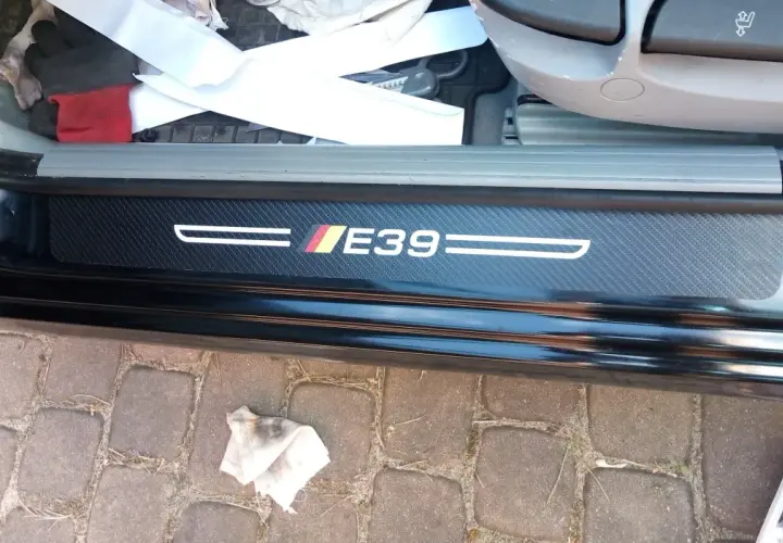 Nakładki progowe E39 z włókna węglowego. Zastanawiasz się, ile kosztuje wstawienie progów w samochodzie?