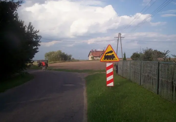 Znak przejazdu kolejowego bez zapór: zasady i bezpieczeństwo