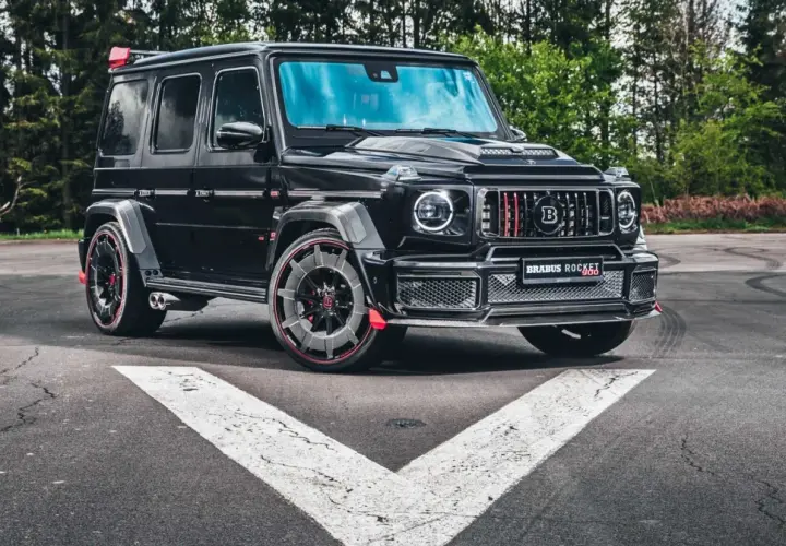 Czarny Brabus Rocket 900, czyli ile kosztuje Mercedes G klasa Brabus? Potężny SUV na tle lasu.