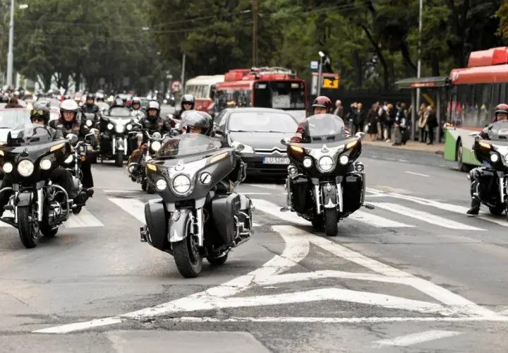 Motocykliści w kolumnie na drodze. Pamiętaj, jaki odstęp należy zachować wyprzedzając motocyklistę, by zapewnić bezpieczeństwo.