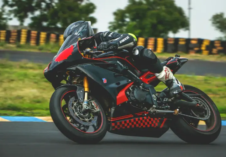 Co mają wspólnego rajdy, sporty motorowe i rozrywka online?