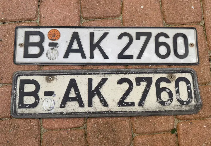 Dwie tablice rejestracyjne z Niemiec, B-AK 2760. Zastanawiasz się, ile kosztują tablice zjazdowe w Niemczech?