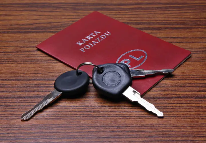 Klucze do auta i karta pojazdu. Zastanawiasz się, ile kosztuje wyrobienie klucza do auta?