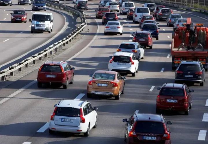 Korki na autostradzie, wiele samochodów, w tym Volvo i Volkswagen. Zastanawiasz się, jak sprowadzić auto ze Szwecji?