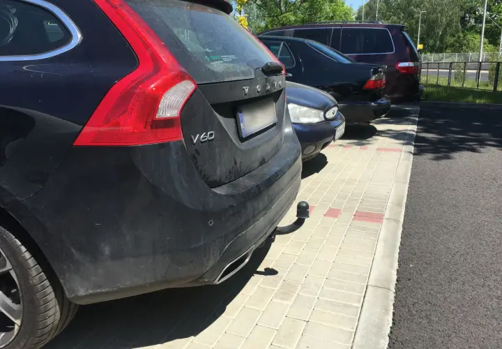 Czarny Volvo V60 z zamontowanym hakiem. Zastanawiasz się, ile kosztuje legalizacja haka w samochodzie?