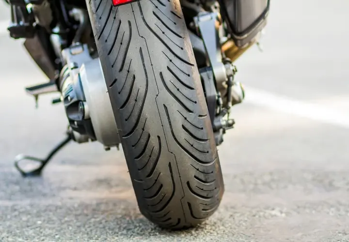 Wymiana opon motocyklowych – jak przeprowadzić ją prawidłowo?