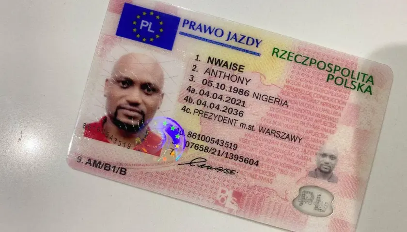 Polskie prawo jazdy Anthony'ego Nwaise, wydane w Warszawie. Dokument potwierdza jego uprawnienia do kierowania pojazdami, co jest kluczowe, by móc legalnie prowadzić samochód bez egzaminu.