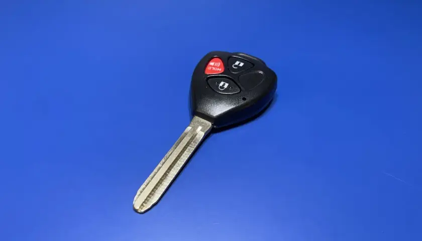 Kluczyk samochodowy z przyciskami. Zastanawiasz się, ile kosztuje dorobienie zwykłego klucza?