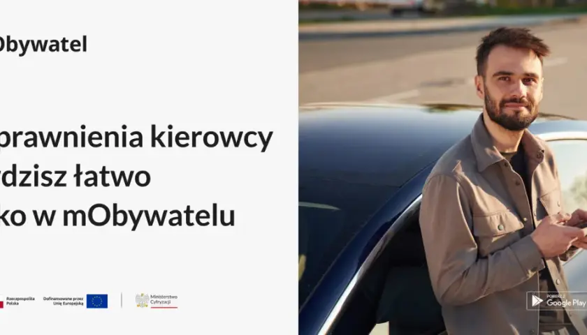Gdzie sprawdzić uprawnienia kierowcy? Łatwo i szybko w mObywatelu. Mężczyzna z telefonem przy samochodzie.