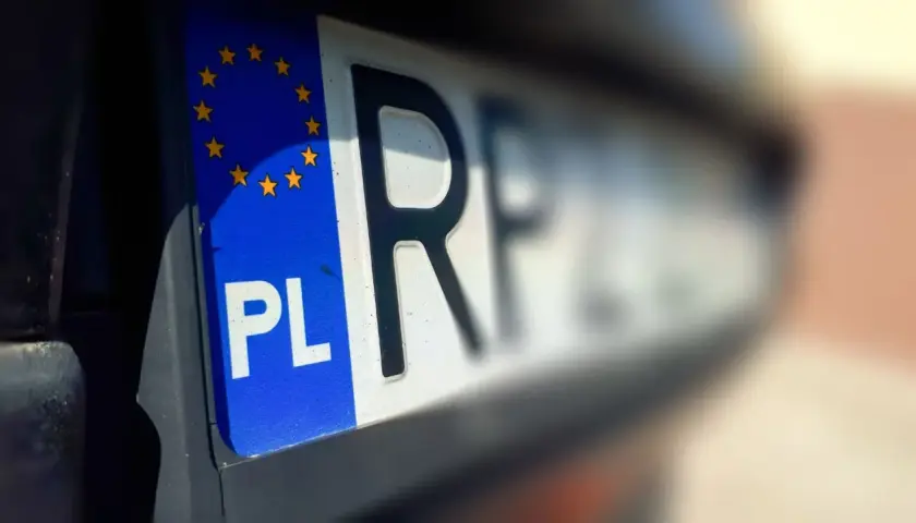 Tablica rejestracyjna z symbolem PL i gwiazdkami UE. To ważny element, gdy zastanawiasz się, co jest potrzebne do rejestracji samochodu.