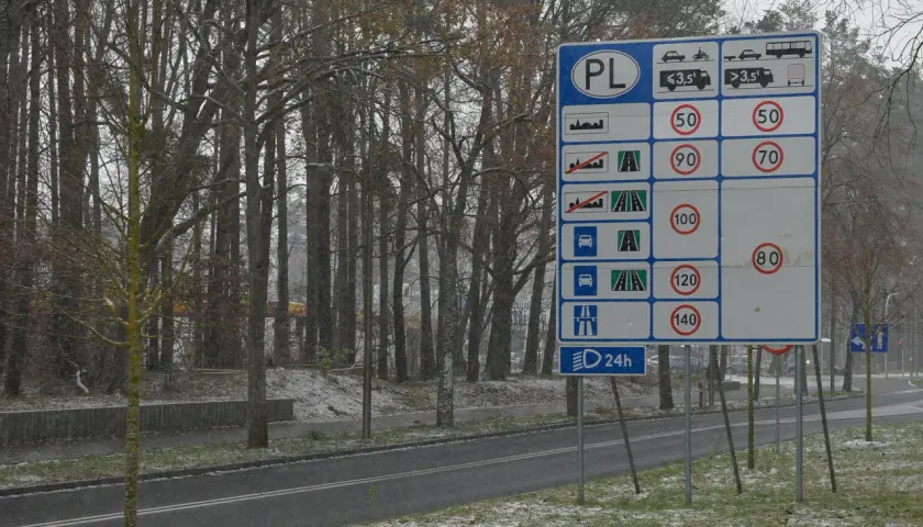 Znak drogowy PL informuje o ograniczeniach prędkości na drogach dwukierunkowych jednojezdniowych.