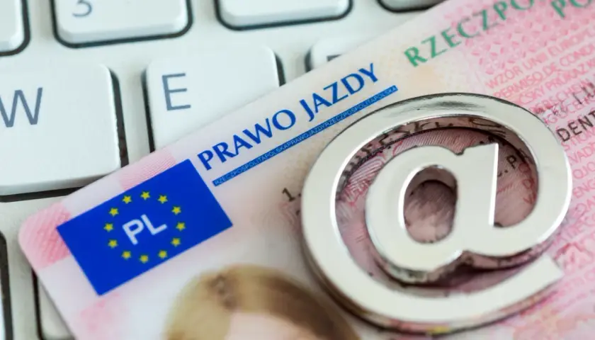 Klawiatura i symbol @ na dokumencie "Prawo jazdy". Zastanawiasz się, gdzie kupić prawo jazdy?