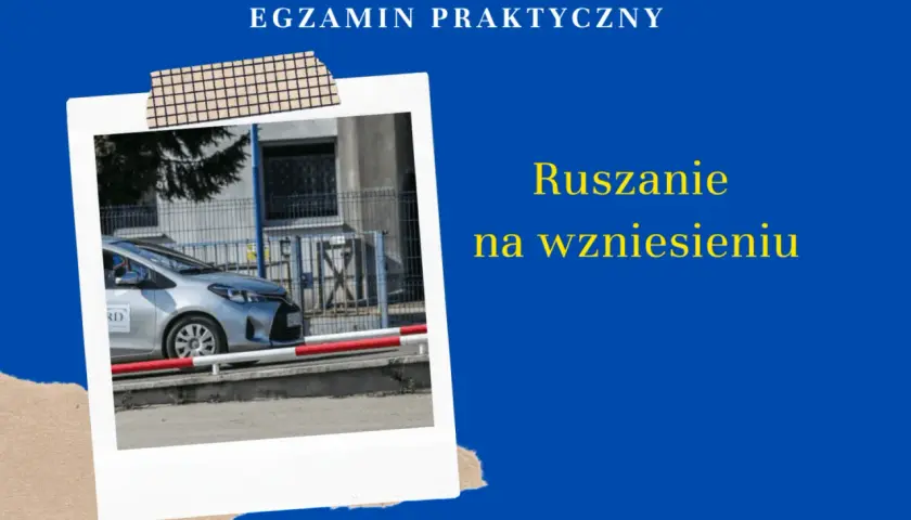 Egzamin praktyczny: jak ruszyć samochodem krok po kroku na wzniesieniu. Srebrny samochód na placu egzaminacyjnym.