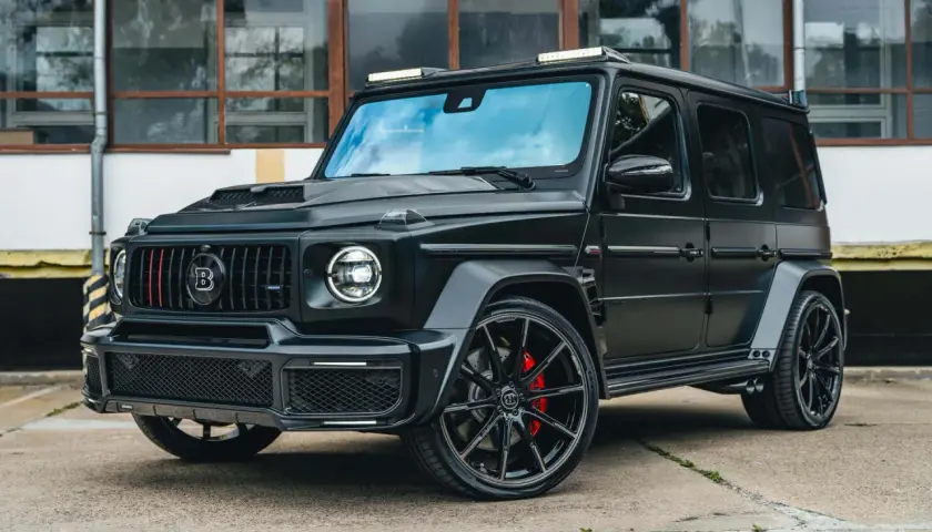 Czarny Brabus z czerwonymi akcentami na grillu. Czy Brabus to Mercedes? Tak, to tuningowana wersja Mercedesa G-klasy.