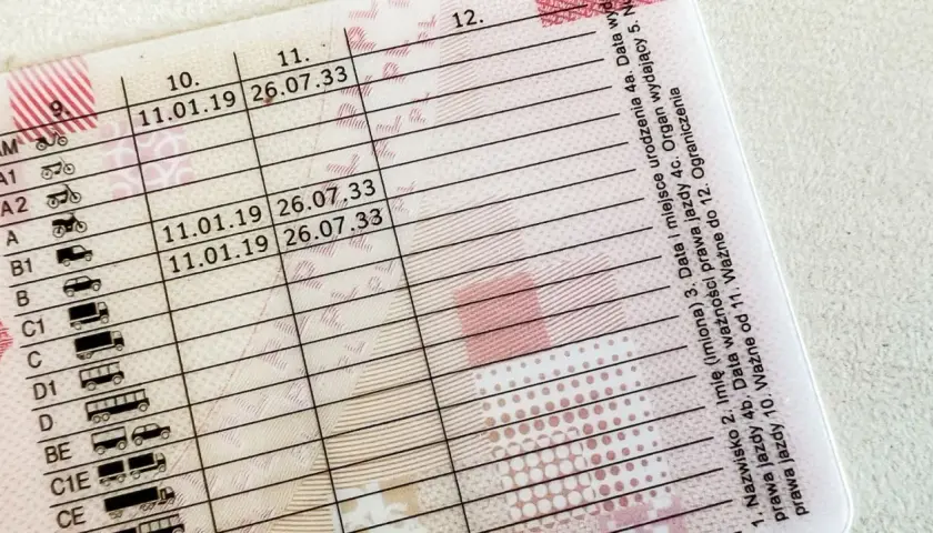 Prawo jazdy z wpisanymi datami dla kategorii B. Ile godzin jazd na kat B? Dokument zawiera wpisy dotyczące daty wydania i ważności prawa jazdy.