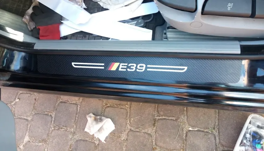 Nakładki progowe E39 z włókna węglowego. Zastanawiasz się, ile kosztuje wstawienie progów w samochodzie?