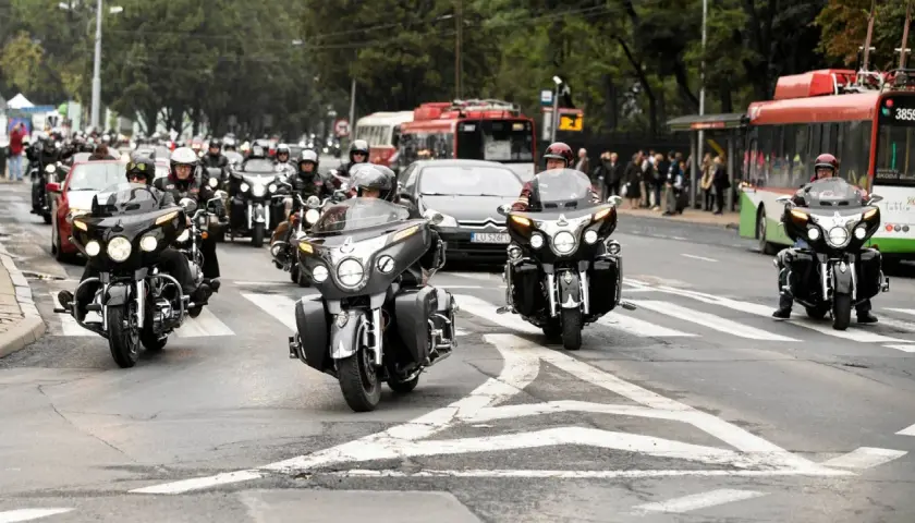Motocykliści w kolumnie na drodze. Pamiętaj, jaki odstęp należy zachować wyprzedzając motocyklistę, by zapewnić bezpieczeństwo.