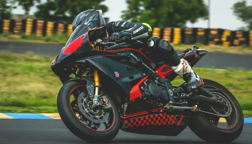 Co mają wspólnego rajdy, sporty motorowe i rozrywka online?