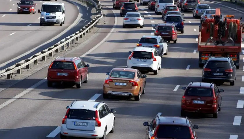 Korki na autostradzie, wiele samochodów, w tym Volvo i Volkswagen. Zastanawiasz się, jak sprowadzić auto ze Szwecji?