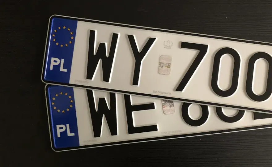 Ile kosztuje rejestracja samochodu w 2025? Kompletny cennik opłat