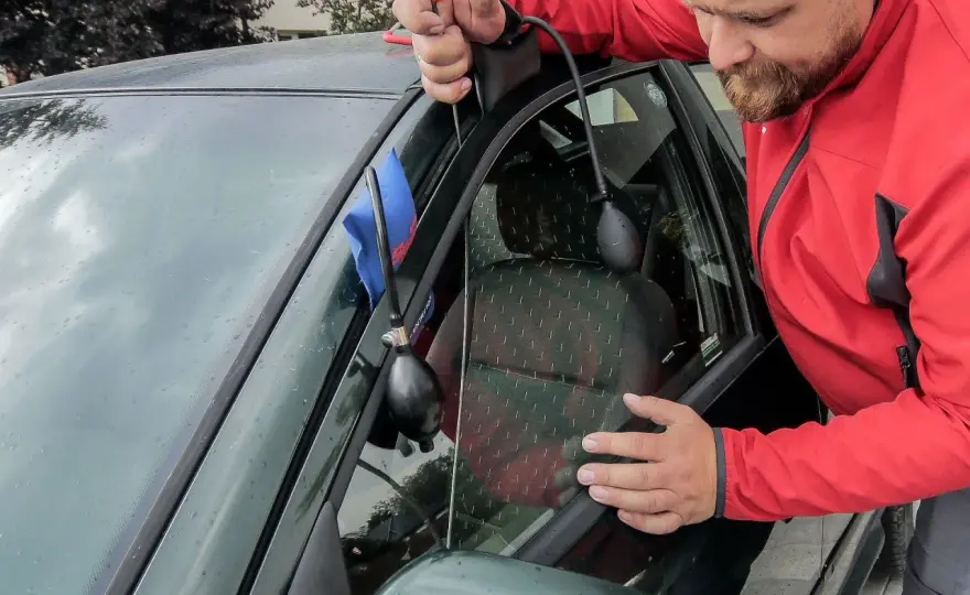 Zatrzaśnięte kluczyki w aucie? Jak otworzyć bezpiecznie i szybko?