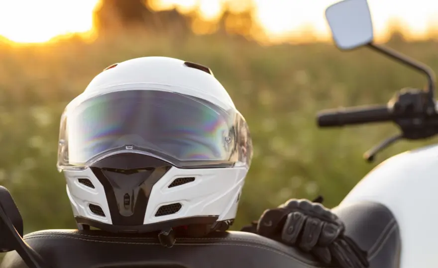 Kask otwarty czy zamknięty? Oto plusy i minusy obu rozwiązań