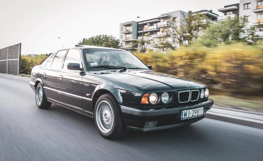 BMW E34 – wyjątkowa specyfikacja, osiągi i cechy kultowego sedana