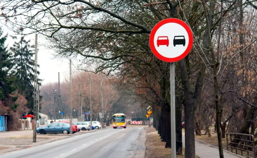 Wyprzedzanie pojazdów uprzywilejowanych: Co mówią znaki drogowe?