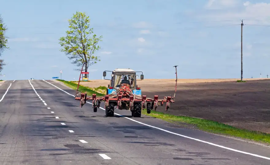 Traktorek-kosiarka na drodze publicznej: Czy wolno i jakie są zasady?