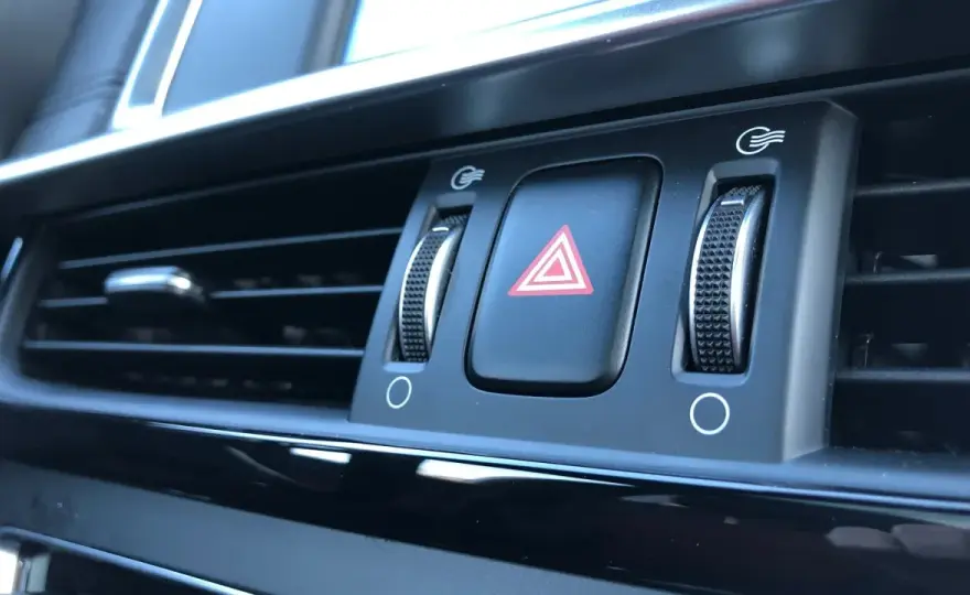 Ile świateł awaryjnych ma auto? Kiedy ich używać i unikać mandatów