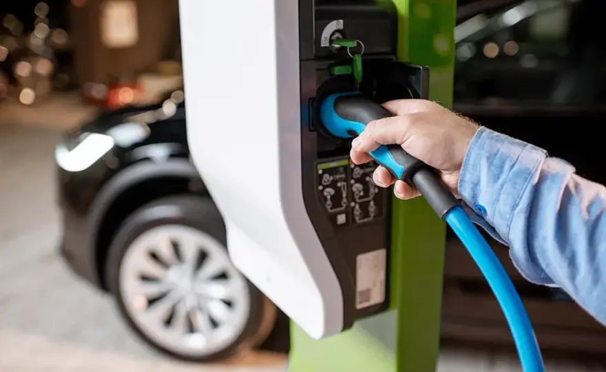 Ile kosztuje ładowanie samochodu elektrycznego: poznaj aktualne ceny