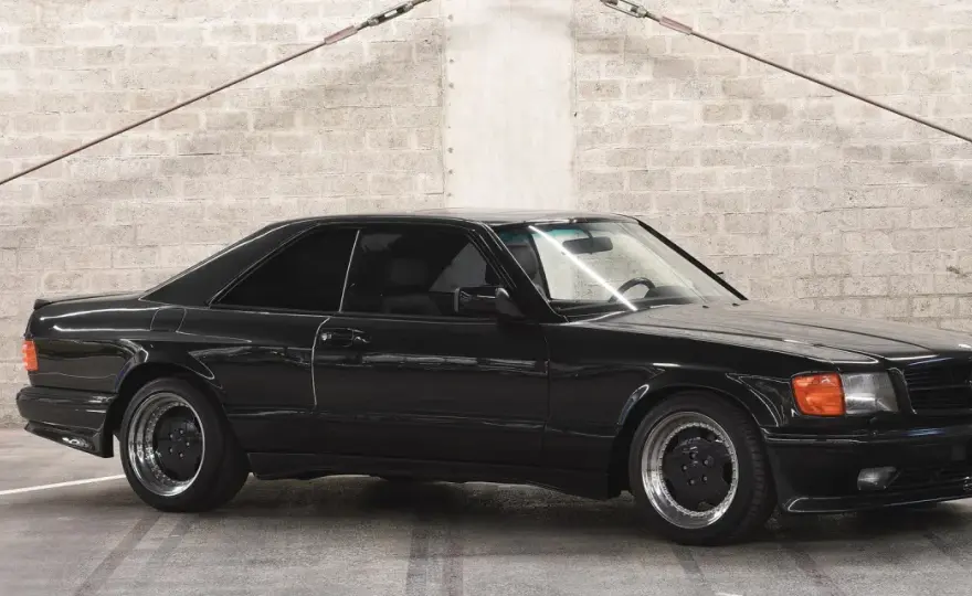 Mercedes-Benz AMG 560 SEC: Ikona elegancji i osiągów, która fascynuje