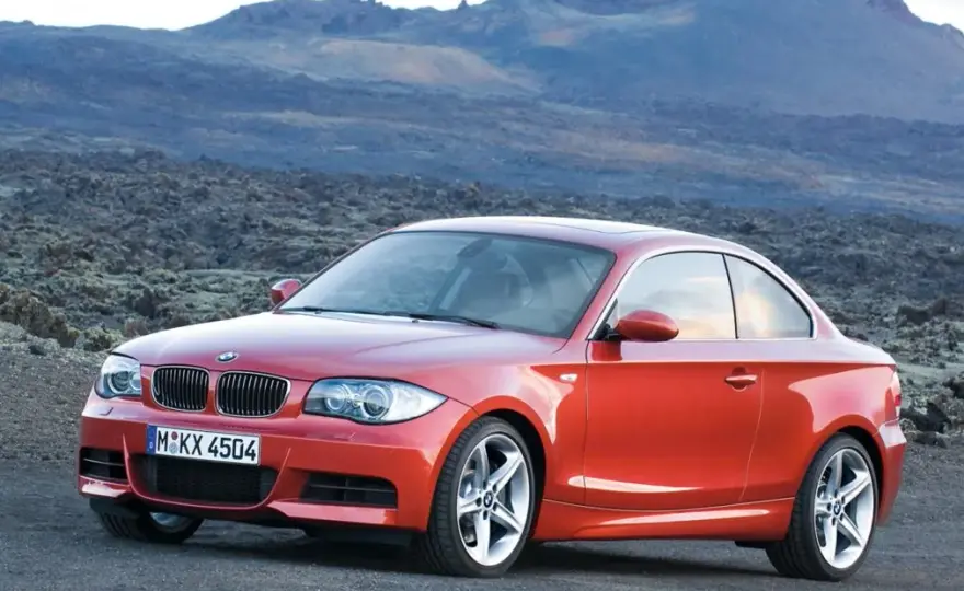 BMW 120i - osiągi, wyposażenie i opinie użytkowników, które zachwycają