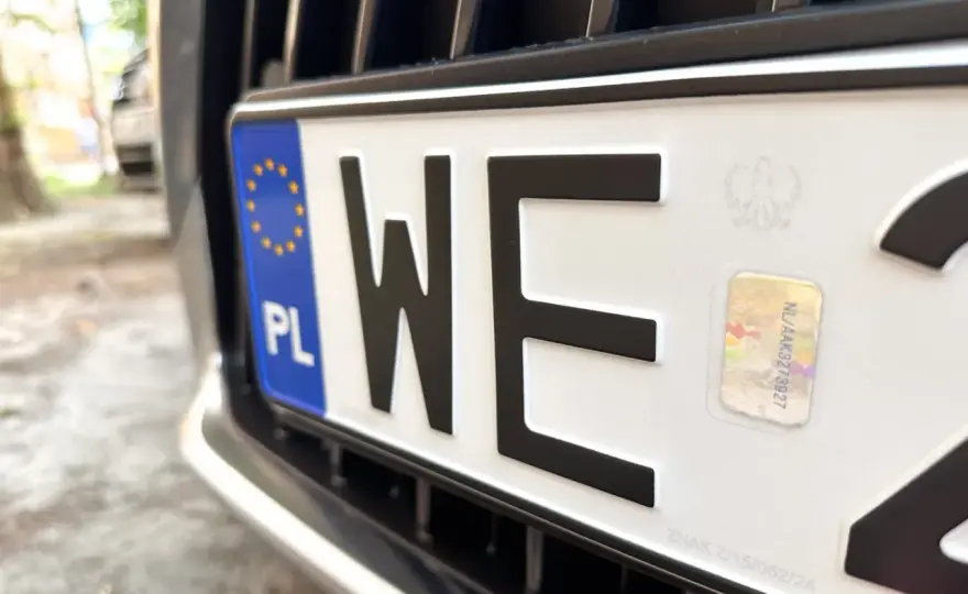 Ile kosztują nowe tablice rejestracyjne? Sprawdź ceny w 2026