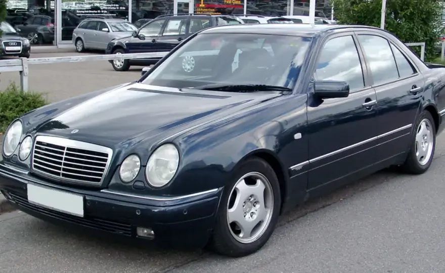 Mercedes E-Class W210: historia, osiągi i luksusowy komfort jazdy